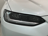 LEDヘッドライトは、点灯の瞬間から最大光量を発揮し、突然暗くなるトンネルなどでの安定感を高めます。