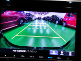 バックカメラの画像です。ガイドラインがスムースな車庫入れをサポートいたします。車庫入れの安心感がアップしますね。