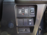 ETC付。高速道路の料金所はキャッシュレスで通過です。両側電動スライドドアや【横滑り防止装置・パワーテールゲート】などのスイッチもまとめて運転手右側に配置。