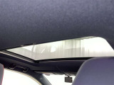 室内に優しい光が入り、ゆったりとした空間を体感できます!開閉はスイッチで!