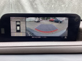 狭い場所での駐車やすれ違いなどでより的確な運転操作に役立つ360&deg;ビューモニターが装備されています。
