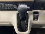 スマートな電子制御式パーキングブレーキに加え、渋滞時などでブレーキペダルから足を離しても停車を維持するオートブレーキホールド機能により、運転がより快適になります。
