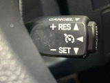 【クルーズコントロール】高速道路もラクラク走行。アクセルを離しても一定速度で走行ができ、長距離運転時の負担を軽減!加速・減速も簡単なスイッチ操作で調整できます。