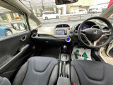 インパネ廻りの写真です。フロアーCVTですので、運転がしやすいです。純正メモリーナビ付きですので、ドライブやご旅行にとても便利です。
