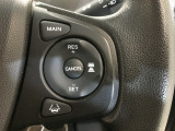 ハンドル右側にはクルーズコントロールのスイッチが装備され運転中の操作も安心して行えます。