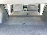 後席は分割可倒式で、用途に合わせてアレンジ可能。荷物の量や乗車人数に応じて柔軟に使える便利なシートです。