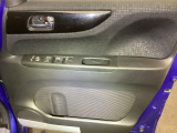 電動格納式リモコンドアミラーと、パワーウィンドウスイッチ等は運転席ドアにあります。