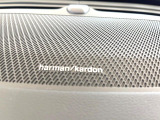 【harman kardon】ハーマンカードンのHi-Fiスペシャリストと共に、モデル別に開発・設計された専用チューニングが臨場感溢れる音響空間を実現しています。