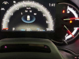 視認性に優れたメーターを採用しており、走行中でも車速や情報が分かりやすく表示されます。運転時の視線移動をむりのない範囲に抑え、快適で安心感のあるドライブをサポートします。