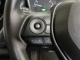 ステアリングには運転中でも簡単に操作できる各種スイッチついてます