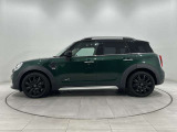 存在感のあるボディスタイルと高めのアイポイントが魅力のMINI クロスオーバー。街中ではスタイリッシュに、休日のお出かけではアクティブに。幅広いシーンで頼れる一台です。