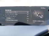 こちらのお車には先進安全装備が多数搭載されています。衝突被害を回避あるいは軽減するためのブレーキや、後方死角からの接近警報、車線逸脱を防止する警報装置など、詳しくはスタッフまでお尋ねください。
