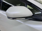 サイドターンランプ付きドラミラーは右折、左折時に車は歩行者等からの視認性を確保します。