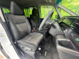 運転席まわりには十分なスペースがあり、大柄な方でもゆったり運転していただける環境です。