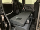 リヤシートの背もたれを左右倒すと、トランクスペースが開放的に広がり荷物もたっぷり収納可能です。