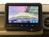 バックモニター付きで、車庫入れやバック時の後方確認をしっかりサポート。モニターに映し出される映像で死角も確認しやすく、狭い場所での駐車や後退時の操作をより安心して行えます。