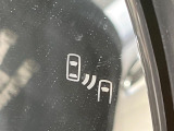 【ブラインドスポットモニター】走行中、ドアミラーの死角になりやすい箇所に後続車が接近するとサイドミラーのレンズに警告を表示!ドライバーに注意喚起をしてくれます。