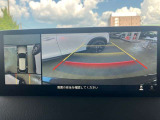 360&deg;ビューモニターでは、両サイドとフロント、バックカメラの合成で、あたかも上空から見下ろした様に周囲を確認して頂けます。駐車場だけでなく、T字路等でも活躍のアイテムです!