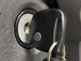 【キーレス】少し離れた場所からでもボタン一つでドアの開錠・施錠ができるのでとっても便利!ドアの鍵穴周りに傷をつけることもありません♪