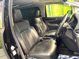運転席まわりには十分なスペースがあり、大柄な方でもゆったり運転していただける環境です。