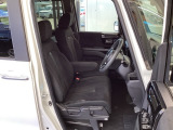 フロント広々、ベンチシートの運転席は、ハイトアジャスターが付いているので、快適にドライブができます。ハンドルはチルトステアリングで、ハンドル位置を上下に調節できます。