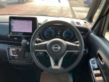 使いやすく安全な操作性と良好な視界を実現した運転席!