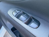 運転席側スイッチでは、各席の窓ガラスの開閉ができます。