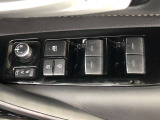 パワーウィンドのスイッチです。運転席に座りながら、助手席や後席の窓を開け閉めできるので大変便利ですよ。