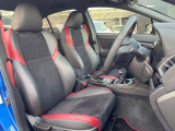 【専用スポーツシート】ホールド性に優れ、カーブ時の体が流れを抑制してくれます。また、体にフィットするから腰や背中が疲れにくく、ロングドライブや高速走行でも快適にお過ごしいただけます♪