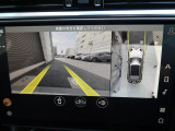 ボディの目立たない位置に設置された4台のデジタルカメラにより、車の周囲360度のオーバーヘッドビュー表示。それぞれのカメラを単独もしくは2か所表示することも可能。狭い場所や出入口なども安心できます!