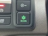 ECONモードの機能として、「燃費が良くなるアクセル制御」があります。アクセルペダルを余分に踏み込んでしまった場合でも、自動的に燃料の噴射量を抑え、エンジンの効率が良い領域で働かせるようにします。