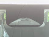 【シティブレーキアクティブシステム】低速走行中に前方の車両等を認識し、衝突しそうな時は警報とブレーキで衝突回避と被害軽減をアシスト。より安全にドライブをお楽しみいただけます。
