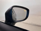 ブラインドスポットモニターはドアミラーの死角領域に入った車両の存在に加え、急接近してくれる車両も検知します。車両を検知するとドラミラーに搭載されたLEDインジケーターが点灯します。