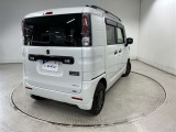 機動力を高める小回り性能。 細い路地に入る時やUターン時、車庫入れや縦列駐車時の取り回しがスムーズに行えます。