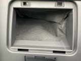 運転席・助手席を前に倒すと其々コンソールボックスが現れます♪