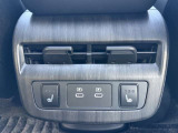 リヤシート部のエアコンになります!USBもついていて便利です☆