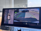 上空から見下ろしているかのような映像で周囲の安全を確認可能。駐停車時の死角を減らし、狭い場所での取り回しや駐車を強力にサポートします。