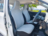 運転席のシートはホールド性に優れ疲れませんよ!