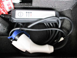 ■充電ケーブルも付属しておりますので、ご自宅の200V普通充電器で充電することができます。
