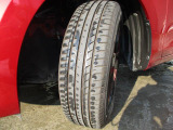 標準装備の純正15インチアルミホイール。タイヤサイズは185/65R15です。