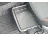 助手席シートアンダートレイ付き。シューズなどをしまっておけます。