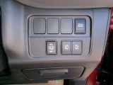 両側パワースライドドアスイッチで運転席からも開閉操作が出来ます。
