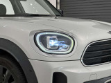 個性的な多角形デザインのLEDヘッドライトが、フロントフェイスに存在感をプラス。