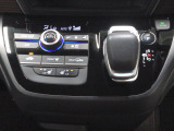 インパネシフトだから視線の移動も少なく足元もスッキリ。運転席もゆったりしているのでゆとりを持ってドライブできますね。