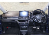 操作性に優れた運転席となります!小物入れや各ボタンの配置にこだわり、使いやすいです!座り心地もよく視認性も良好なのでロングドライブもお任せ下さい!