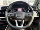 ステアリングスイッチには、アウディA3スポーツバックを運転中に様々な情報や機能をコントロールしてバーチャルコックピット(メーター)に表示する機能があります。
