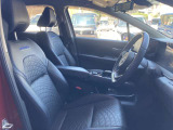 ◆前面ドア運転席◆ドアの開口が広く乗降ラクラク。シートの幅も広く運転していてもストレスを感じません。足元も広く快適なドライブを演出してくれます。