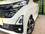 【LEDヘッドライト】悪天候や夜間走行時も良好な視界を確保し安心して運転できる高輝度LEDヘッドライトを装備!点灯速度が早く、消費電力も抑えられています。