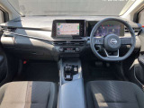 前席全体の内装となっております。車内もお洒落で高級感もありドライブも楽しくなります♪