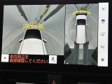 幅も大きいクルマなので、すれ違いも心配ですよね。バックカメラだけでなく、サイドカメラも装備しています。裏道のすれ違いの時なども、活躍してくれます。